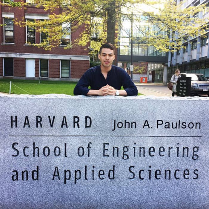 Guy's Long Road To Harvard Graduation Is The Epitome Of Inspiration (6 pics)