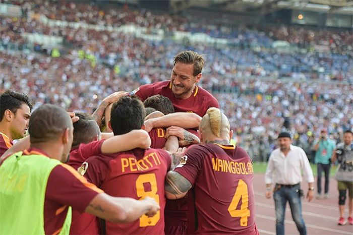 Francesco Totti Says Goodbye To The Fans (23 pics)