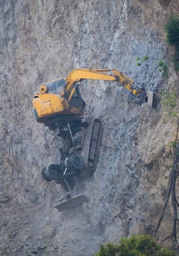 Excavator Sits In An Insane Location (2 pics)
