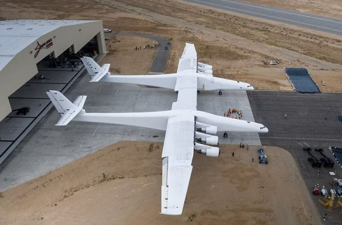 The Biggest Plane Ever Created (10 pics)