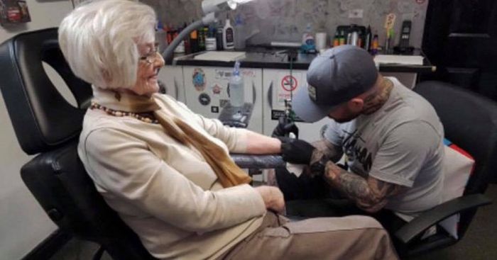 Woman Gets Her First Tattoo At 82 Years Old (2 pics)