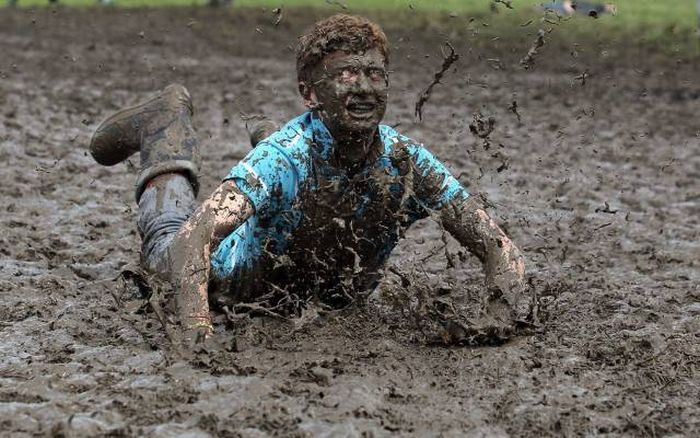 Glastonbury Is The Perfect Festival For People Who Like Mud (32 pics)