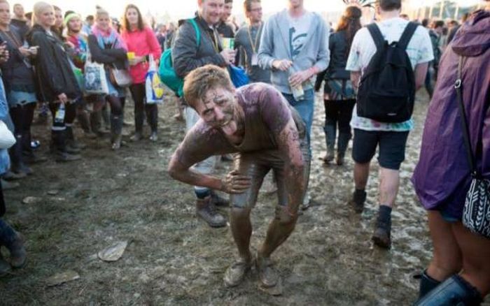Glastonbury Is The Perfect Festival For People Who Like Mud (32 pics)