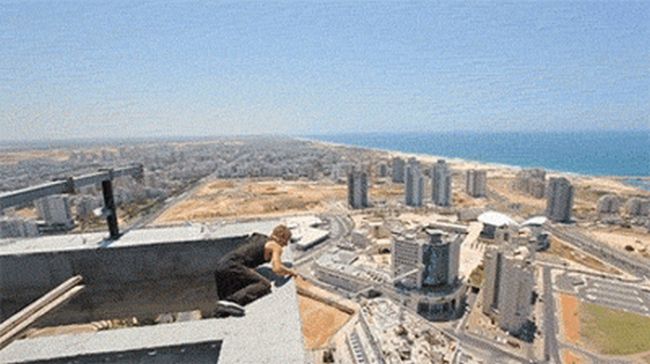 These Gifs Vividly Show Terrifying Moments (32 gifs)