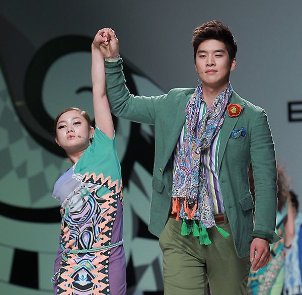 Strange Sights From A Strange Fashion Show (4 pics)