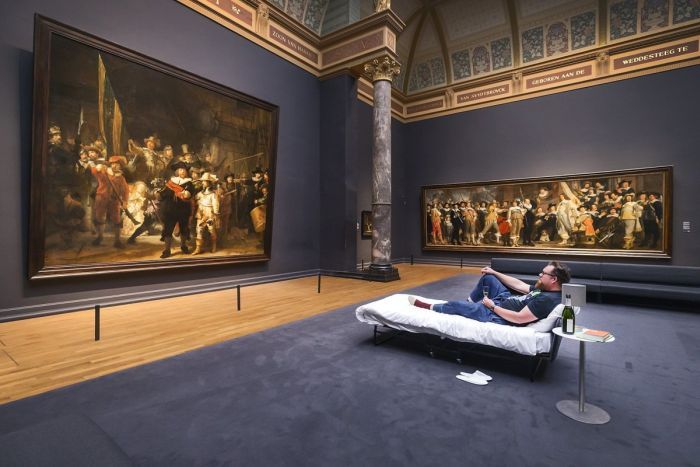 Man Gets To Sleep In Front Of Rembrandt In Amsterdam (4 pics)