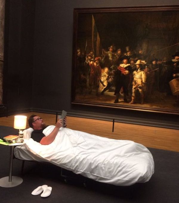 Man Gets To Sleep In Front Of Rembrandt In Amsterdam (4 pics)