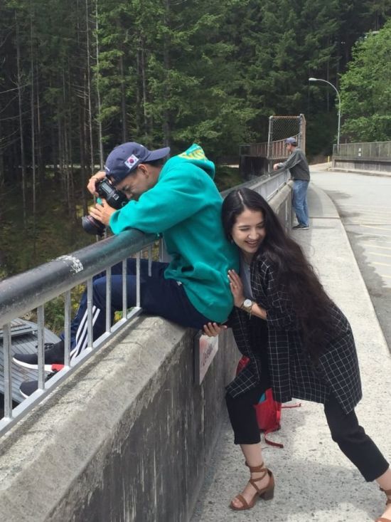 Woman Helps Her Man Get The Perfect Shot (2 pics)