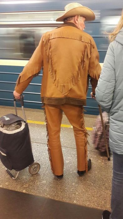 Fashion Gets Really Weird On The Russian Metro (29 pics)