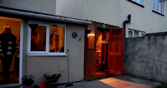 This Neighborhood Bar Is Small But Cozy (5 pics)