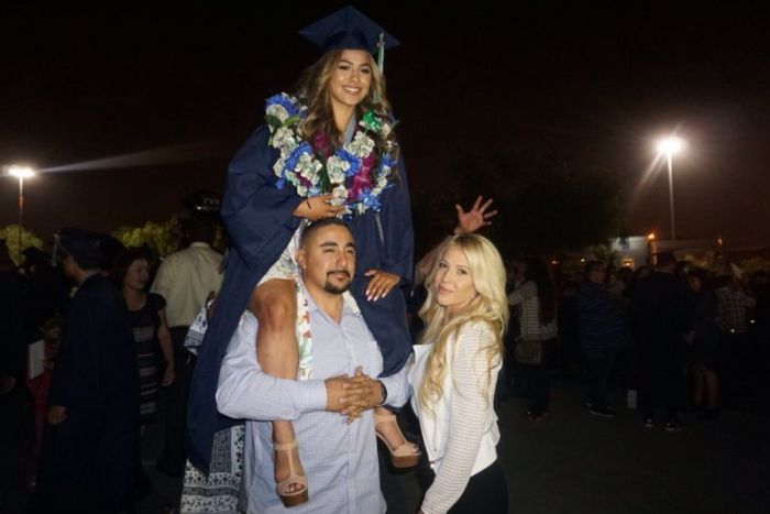 Parents Recreate Graduation Photo With Their Daughter (2 pics)