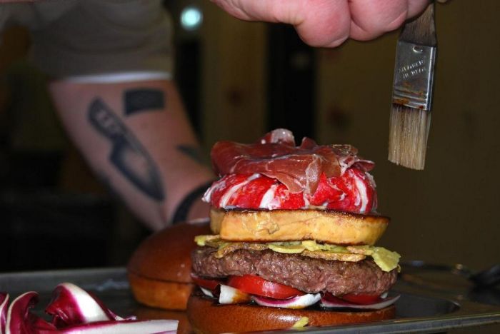 Feast Your Eyes On The World's Most Expensive Hamburger (14 pics)