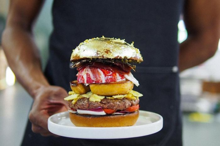 Feast Your Eyes On The World's Most Expensive Hamburger (14 pics)