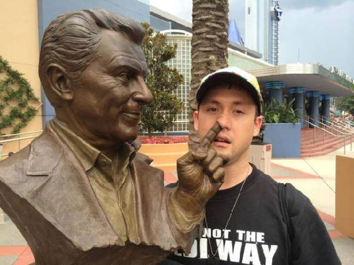 Statues Are Always Willing To Be Part Of A Photoshoot (61 pics)