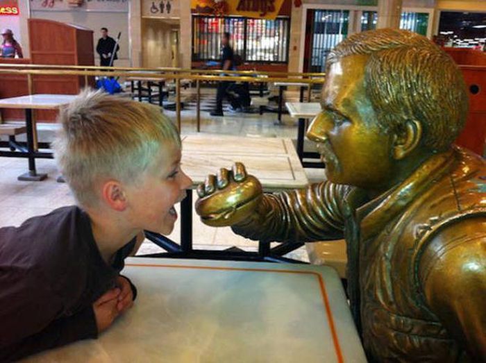 Statues Are Always Willing To Be Part Of A Photoshoot (61 pics)