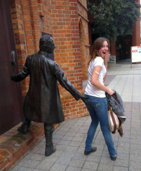 Statues Are Always Willing To Be Part Of A Photoshoot (61 pics)