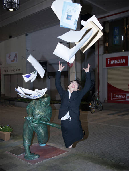 Statues Are Always Willing To Be Part Of A Photoshoot (61 pics)