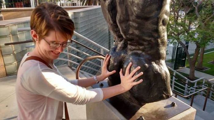 Statues Are Always Willing To Be Part Of A Photoshoot (61 pics)