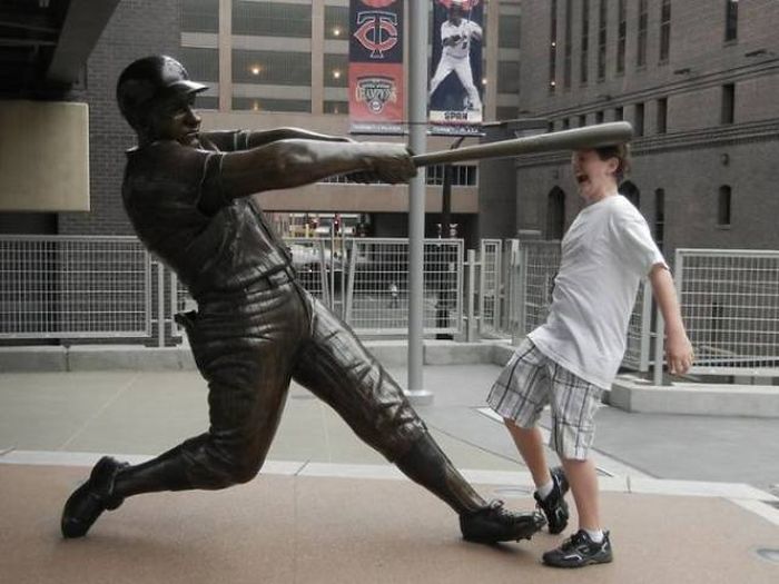 Statues Are Always Willing To Be Part Of A Photoshoot (61 pics)