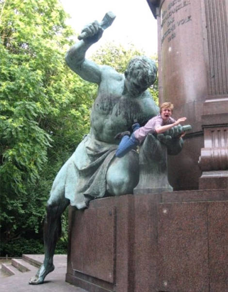 Statues Are Always Willing To Be Part Of A Photoshoot (61 pics)