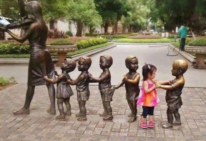 Statues Are Always Willing To Be Part Of A Photoshoot (61 pics)