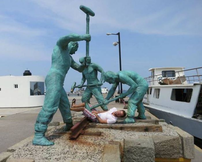 Statues Are Always Willing To Be Part Of A Photoshoot (61 pics)
