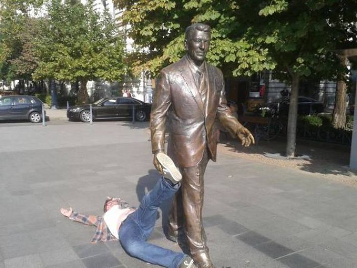 Statues Are Always Willing To Be Part Of A Photoshoot (61 pics)