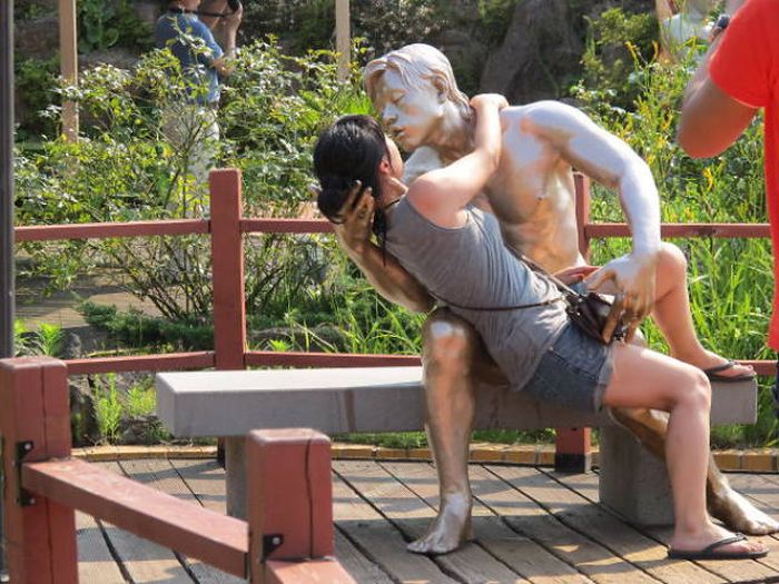 Statues Are Always Willing To Be Part Of A Photoshoot (61 pics)