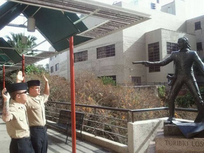 Statues Are Always Willing To Be Part Of A Photoshoot (61 pics)