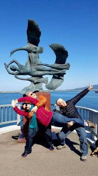 Statues Are Always Willing To Be Part Of A Photoshoot (61 pics)