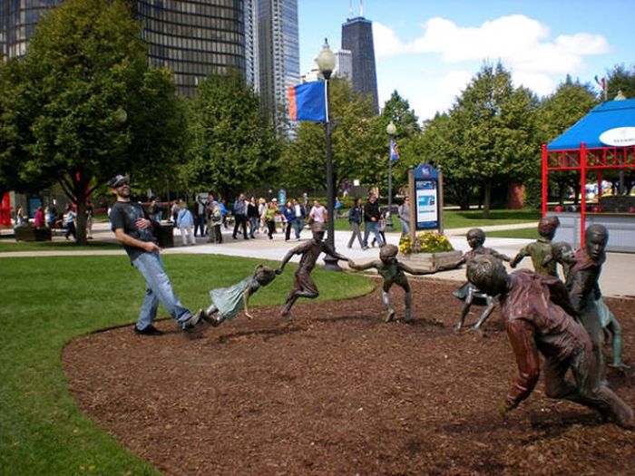 Statues Are Always Willing To Be Part Of A Photoshoot (61 pics)