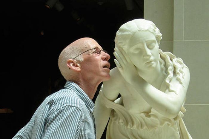 Statues Are Always Willing To Be Part Of A Photoshoot (61 pics)