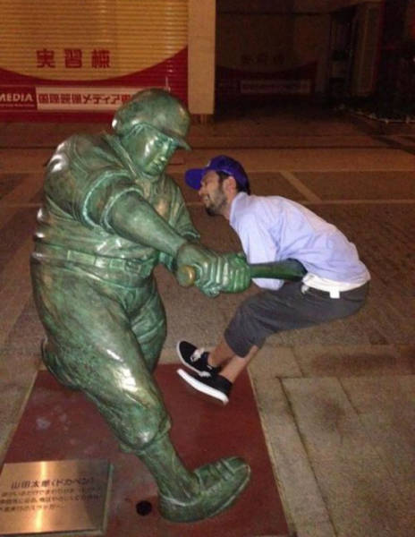 Statues Are Always Willing To Be Part Of A Photoshoot (61 pics)
