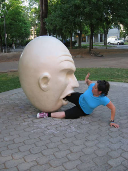 Statues Are Always Willing To Be Part Of A Photoshoot (61 pics)