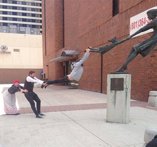 Statues Are Always Willing To Be Part Of A Photoshoot (61 pics)