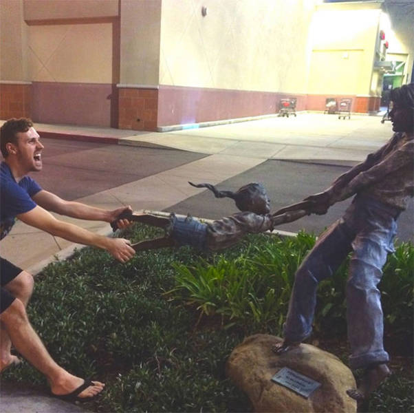 Statues Are Always Willing To Be Part Of A Photoshoot (61 pics)
