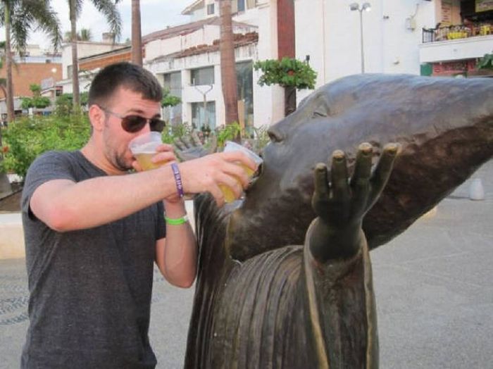 Statues Are Always Willing To Be Part Of A Photoshoot (61 pics)