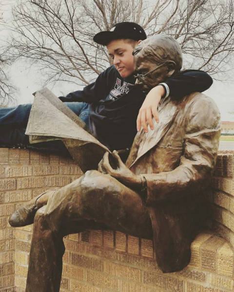 Statues Are Always Willing To Be Part Of A Photoshoot (61 pics)