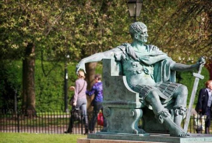 Statues Are Always Willing To Be Part Of A Photoshoot (61 pics)