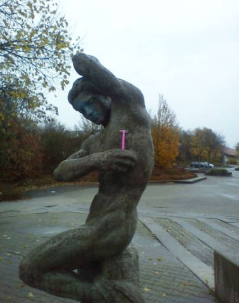 Statues Are Always Willing To Be Part Of A Photoshoot (61 pics)