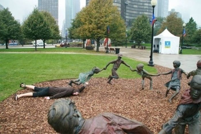 Statues Are Always Willing To Be Part Of A Photoshoot (61 pics)