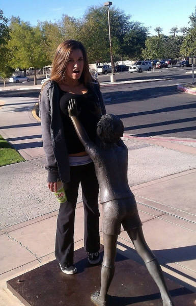 Statues Are Always Willing To Be Part Of A Photoshoot (61 pics)