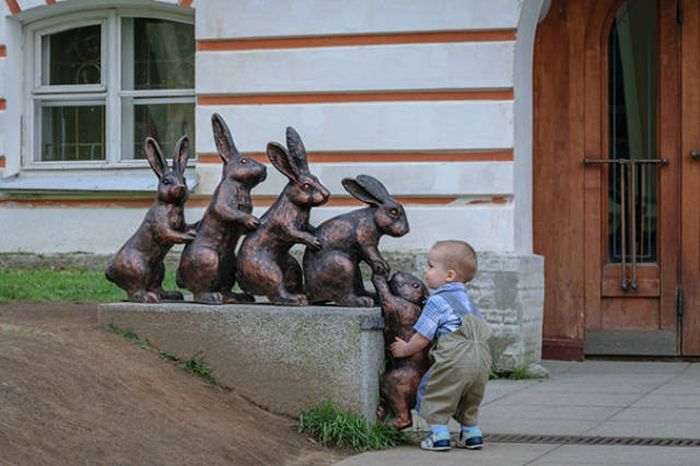 Statues Are Always Willing To Be Part Of A Photoshoot (61 pics)