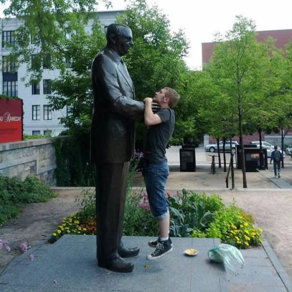 Statues Are Always Willing To Be Part Of A Photoshoot (61 pics)