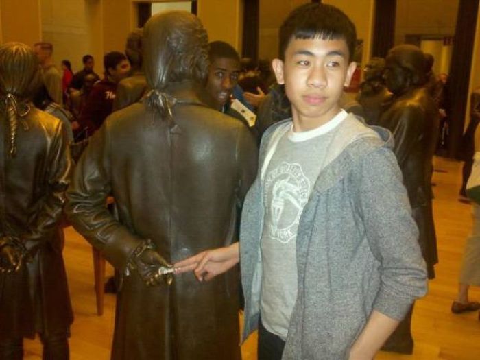 Statues Are Always Willing To Be Part Of A Photoshoot (61 pics)