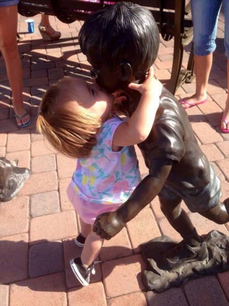 Statues Are Always Willing To Be Part Of A Photoshoot (61 pics)