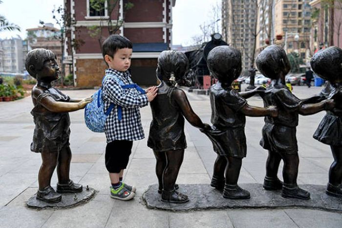 Statues Are Always Willing To Be Part Of A Photoshoot (61 pics)