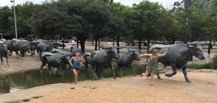 Statues Are Always Willing To Be Part Of A Photoshoot (61 pics)
