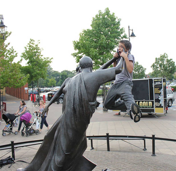Statues Are Always Willing To Be Part Of A Photoshoot (61 pics)