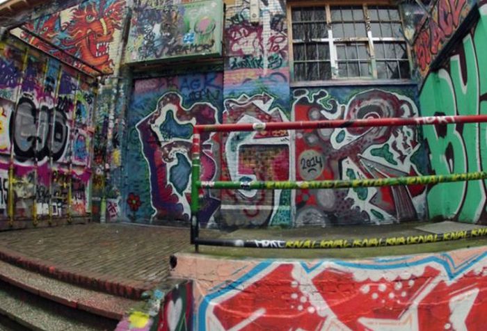 Someone Found Something Incredible Under 30 Years Of Graffiti (7 pics)